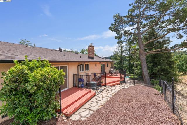 375 Montecillo Dr, Walnut Creek CA: https://media.crmls.org/mediaz/bac0ede9-30a5-4ea4-95ee-7d08b08cfae9.jpg