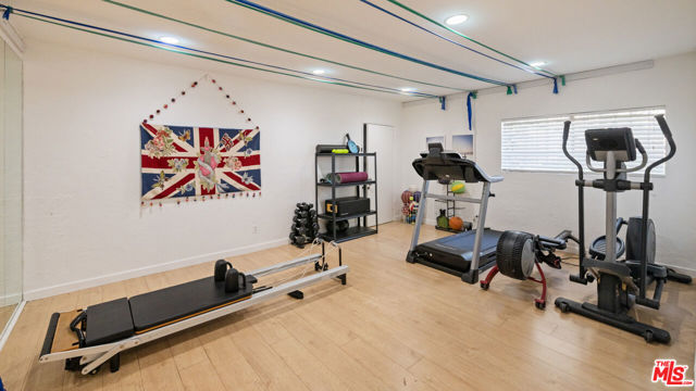 602 N Whittier Drive, Beverly Hills CA: https://media.crmls.org/mediaz/bac14537-7b8d-4e74-af32-712454af2fe4.jpg
