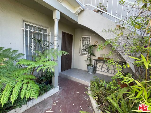 4010 W Adams Boulevard, Los Angeles CA: https://media.crmls.org/mediaz/bac287c1-8d4f-45fc-86e1-7c25c716358b.jpg