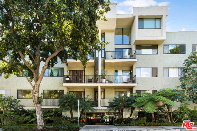 9000 Cynthia Street, West Hollywood CA: https://media.crmls.org/mediaz/bac2b41d-58aa-4d61-98d8-512ec4d0bfd4.jpg