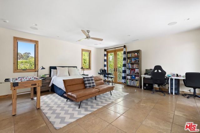 16820 Oak View Drive, Encino CA: https://media.crmls.org/mediaz/bac2bdad-b5f4-495d-b005-17496edc703d.jpg