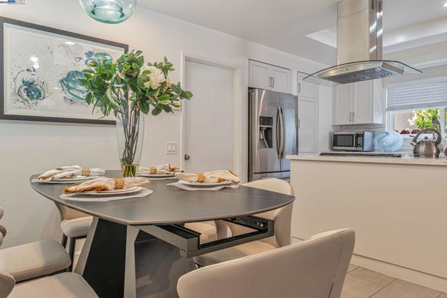 947 Crane Ave, Foster City CA: https://media.crmls.org/mediaz/bac34ecd-29ae-4a12-811d-0a89e60750b6.jpg