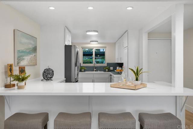 640 W Solana Circle, Solana Beach CA: https://media.crmls.org/mediaz/bac4f3ba-8bc8-487f-b94c-333801d6a775.jpg