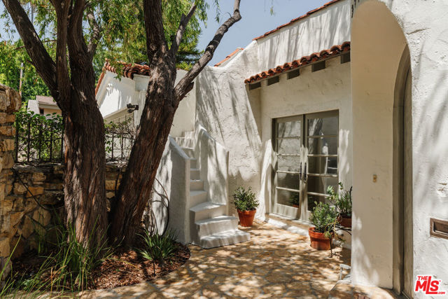 3744 Clayton Avenue, Los Angeles CA: https://media.crmls.org/mediaz/bac508e2-3ff2-488c-b031-8e7fb15831c2.jpg