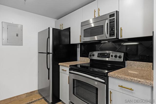 425 W Beech St, San Diego CA: https://media.crmls.org/mediaz/bac529df-cb75-4ebc-83da-71927a71893b.jpg