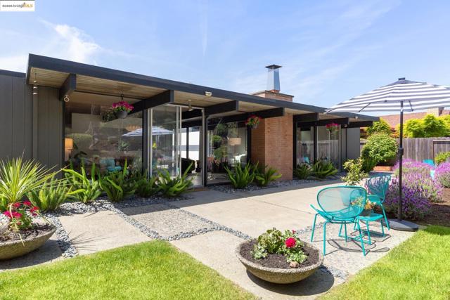 8156 Coach Dr, Oakland CA: https://media.crmls.org/mediaz/bac60a19-5be1-4254-97fb-690cb3887363.jpg
