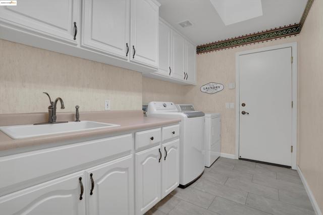540 Central Park Pl, Brentwood CA: https://media.crmls.org/mediaz/bac822e5-7951-4958-a3a3-f429f042b8fe.jpg