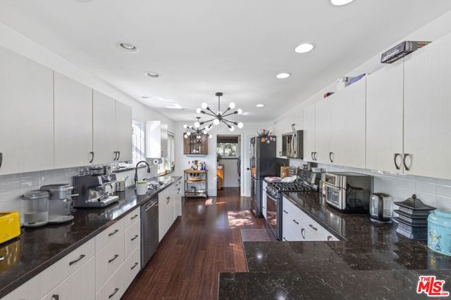 7130 Gateshead Way, West Hills CA: https://media.crmls.org/mediaz/bac8eccf-ec34-4ee4-83d0-c41a75a805d3.jpg