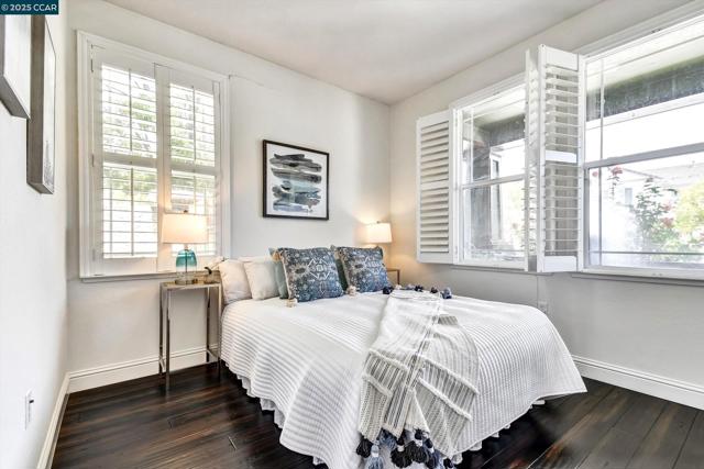 1033 LANTERN BAY, Hercules CA: https://media.crmls.org/mediaz/bac9c2c5-180f-45bc-8073-7b9a2dcadd82.jpg