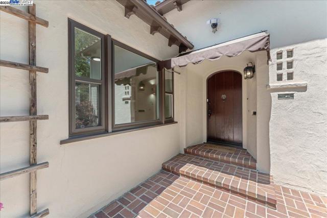 405 Kingsley Ave, Palo Alto CA: https://media.crmls.org/mediaz/baca2d9f-47f2-4544-9273-976f4fe14b5b.jpg