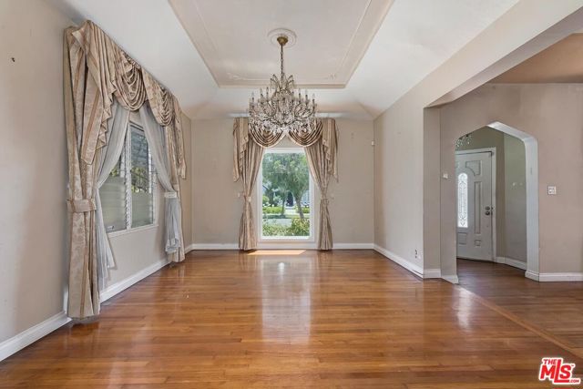 217 S Le Doux Road, Beverly Hills CA: https://media.crmls.org/mediaz/bacac1ca-e553-4d45-a592-9a31e893c1fc.jpg
