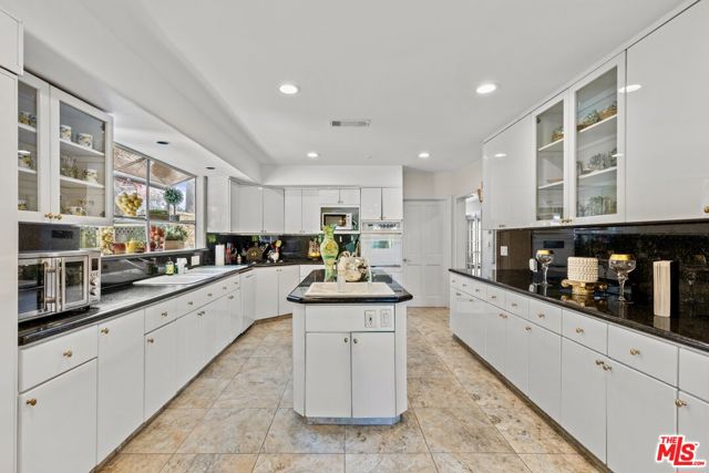 268 S Palm Drive, Beverly Hills CA: https://media.crmls.org/mediaz/bacadbf8-847f-408d-a628-67d76c4a341a.jpg