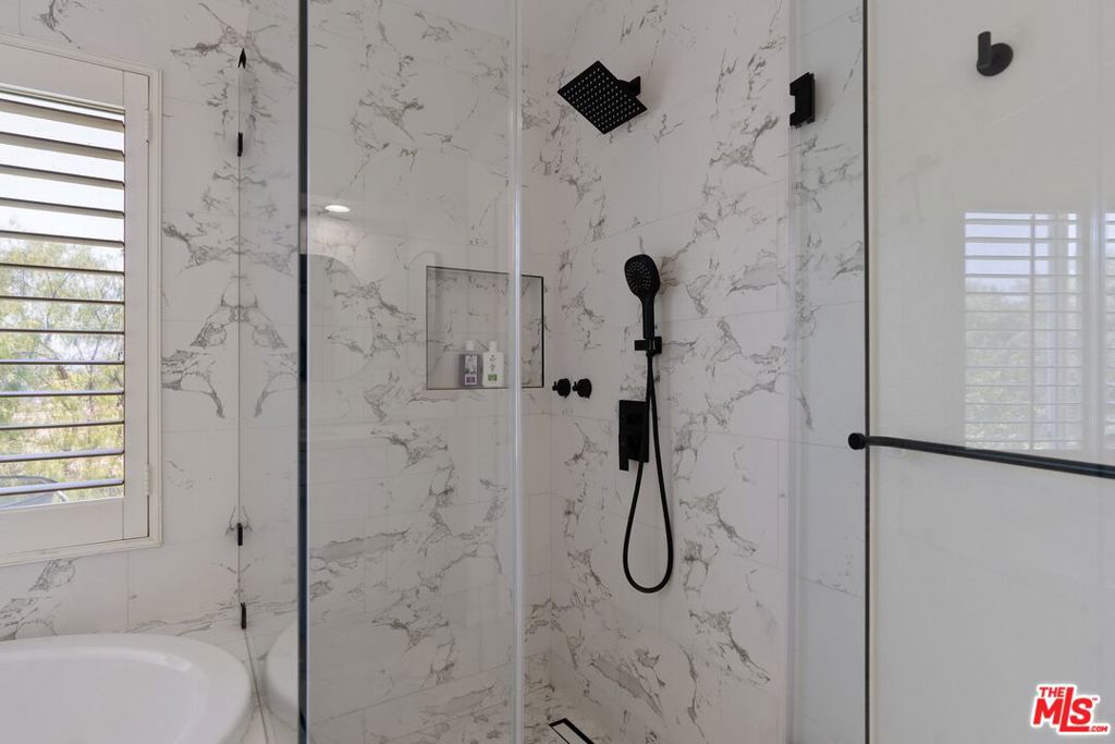 https://media.crmls.org/mediaz/bacb1bdb-ebdc-4fe5-a7f0-07c8ff19abd1.jpg?preset=X-Large