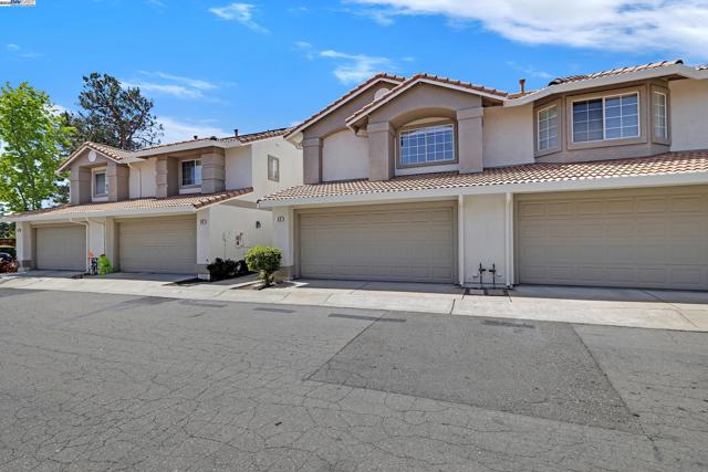 32 Maximo Ct, Danville CA: https://media.crmls.org/mediaz/bacb401a-2028-4ea7-ba1c-1dbb91364cf9.jpg