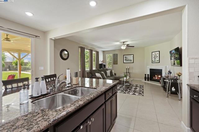 247 N Menlo Park Ct, Mountain House CA: https://media.crmls.org/mediaz/bacb769b-7581-49d1-8477-8d0f7b11e533.jpg