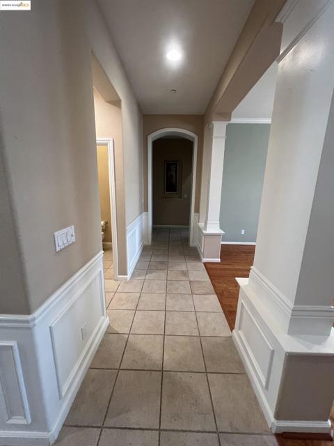 613 Kenwood Dr, Brentwood CA: https://media.crmls.org/mediaz/bacc8df9-fda2-4990-8211-66be1f57faab.jpg