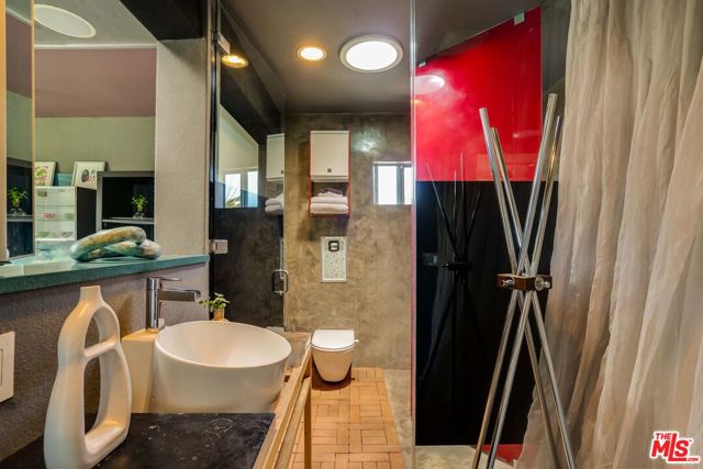 2528 Dearborn Drive, Los Angeles CA: https://media.crmls.org/mediaz/baccab7c-b04f-4d08-9a00-01bf443721a0.jpg