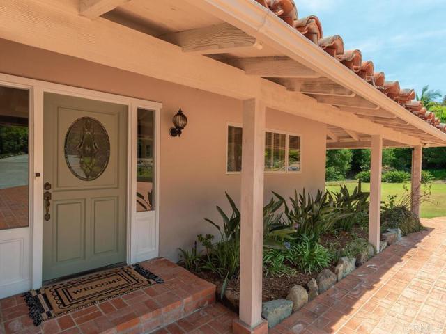 6418 Paseo Delicias, Rancho Santa Fe CA: https://media.crmls.org/mediaz/bacd78ca-36ec-46de-a411-0b3b5e1892e5.jpg