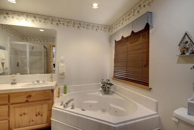 1769 Cascade Road, Big Bear CA: https://media.crmls.org/mediaz/bacdbb56-5534-49de-b273-2122d3e1e0d1.jpg