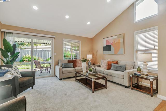 34915 Skylark Dr, Union City CA: https://media.crmls.org/mediaz/bacdce3c-6659-4917-87fc-5f9498f7e524.jpg