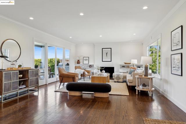 412 Scenic Avenue, Piedmont CA: https://media.crmls.org/mediaz/bace96a8-e201-45a3-83d6-178b25549a81.jpg