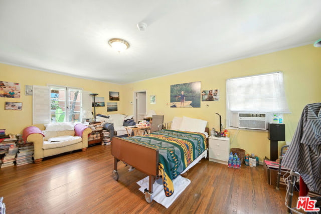 602 N Crescent Drive, Beverly Hills CA: https://media.crmls.org/mediaz/bacf39d0-11dd-4026-bddd-ba1c904daa53.jpg