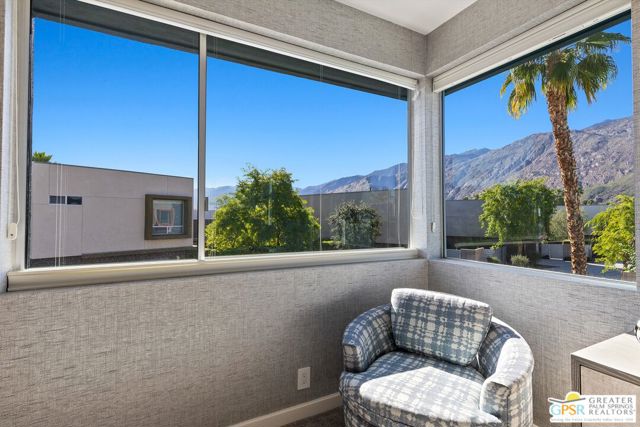 1062 Hunter Drive, Palm Springs CA: https://media.crmls.org/mediaz/bacfe586-801b-42eb-89f9-9106432db1c5.jpg