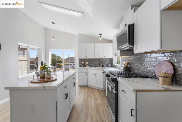 33526 4th ST, Union City CA: https://media.crmls.org/mediaz/bad0b633-a857-43d8-83d3-ce0efc9a1b31.jpg