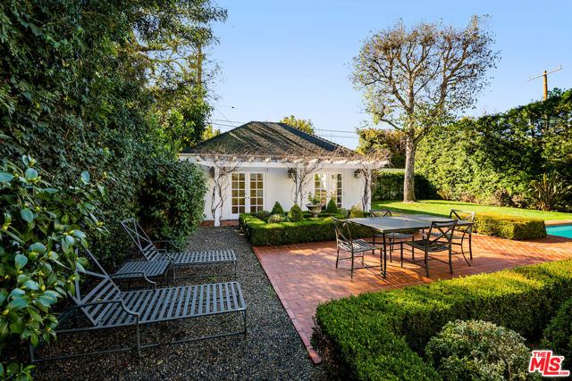 615 Trenton Drive, Beverly Hills CA: https://media.crmls.org/mediaz/bad0f755-89e4-470a-bac6-49ff43e11ea0.jpg