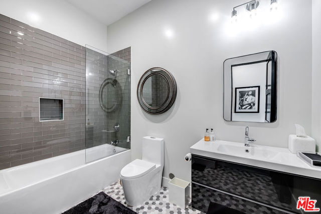 11258 Laurie Drive, Studio City CA: https://media.crmls.org/mediaz/bad132c3-7aec-41ce-a9b7-4b14ef86129d.jpg
