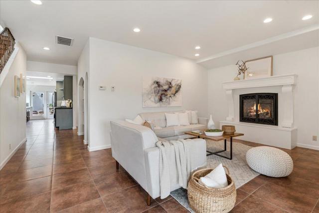 22011 E Cliff Drive, Santa Cruz CA: https://media.crmls.org/mediaz/bad14bf5-00c5-43b9-8c3f-661c8e6b6088.jpg