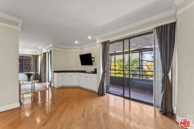 4752 Park Encino Lane, Encino CA: https://media.crmls.org/mediaz/bad14ef1-3557-47f2-a19f-0bf6b910c2c5.jpg