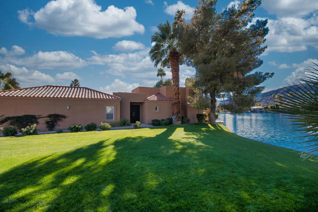 125 Lakeshore Drive, Rancho Mirage CA: https://media.crmls.org/mediaz/bad222de-d185-46f3-a381-3aa623668551.jpg