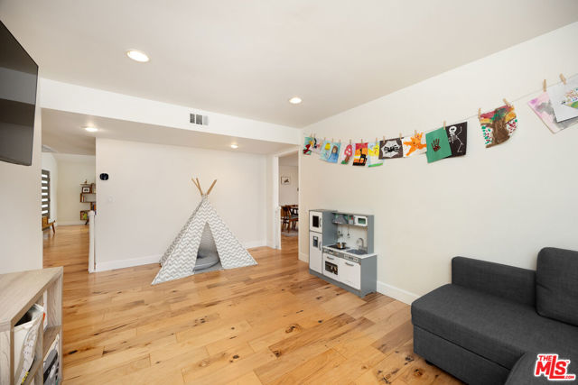 22518 Jameson Drive, Calabasas CA: https://media.crmls.org/mediaz/bad3222c-b3f1-45bc-a784-3f52653ec1c7.jpg