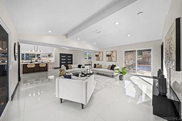 11388 Lorena Ln, El Cajon CA: https://media.crmls.org/mediaz/bad536af-df68-41e3-9548-18e9cb115c09.jpg