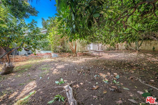 946 Hilldale Avenue, West Hollywood CA: https://media.crmls.org/mediaz/bad557ca-e412-4ddb-b730-62c629156c95.jpg