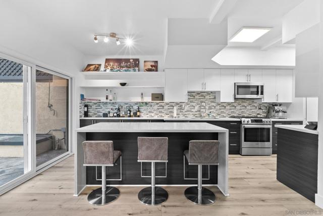 3535 Columbia St, San Diego CA: https://media.crmls.org/mediaz/bad5fa06-a996-4881-9c93-1ec9b9b2e080.jpg