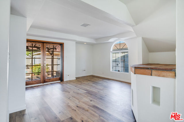 4931 Stern Avenue, Sherman Oaks CA: https://media.crmls.org/mediaz/bad6281d-bc7c-44d7-8d16-1cf9111e4ff9.jpg