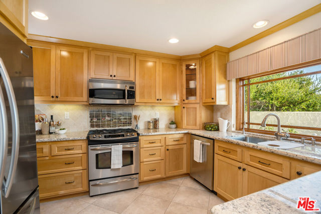 3086 Indian Mesa Drive, Thousand Oaks CA: https://media.crmls.org/mediaz/bad6483f-4677-42f5-b237-e12fcd8169df.jpg