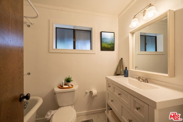 26645 Lake Forest Drive, Twin Peaks CA: https://media.crmls.org/mediaz/bad6a35b-71e5-45b7-ac6c-0e00cce7ef77.jpg