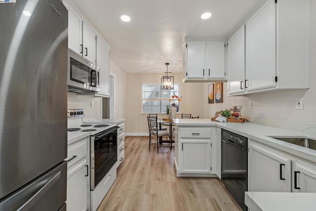 32 Maximo Ct, Danville CA: https://media.crmls.org/mediaz/bad6acb7-584b-4056-9e34-44ca07088e54.jpg