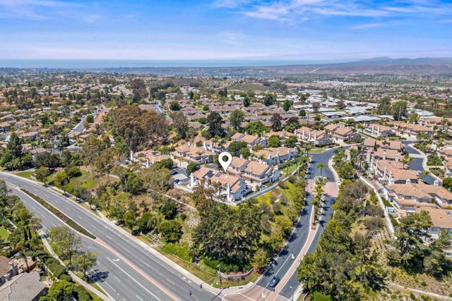 1298 El Mercado Way, Oceanside CA: https://media.crmls.org/mediaz/bad6bca7-4819-45af-81ec-092044af7049.jpg