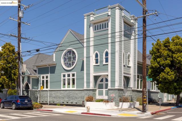 6300 Shattuck Ave, Oakland CA: https://media.crmls.org/mediaz/bad6d37f-5a75-47c7-96d1-29de714db0e5.jpg