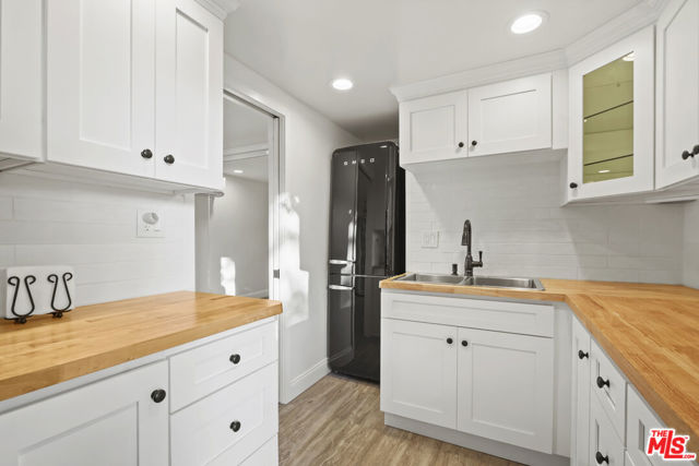 1326 Cordova Avenue, Glendale CA: https://media.crmls.org/mediaz/bad75bef-2a12-4640-b95a-8e75736d0a94.jpg