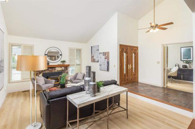 Image 11 of 59 For 3237 Vera Cruz Dr