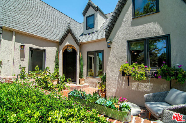 342 N Citrus Avenue, Los Angeles CA: https://media.crmls.org/mediaz/bad7ad22-acd0-4f93-9e1b-ab22963f5451.jpg