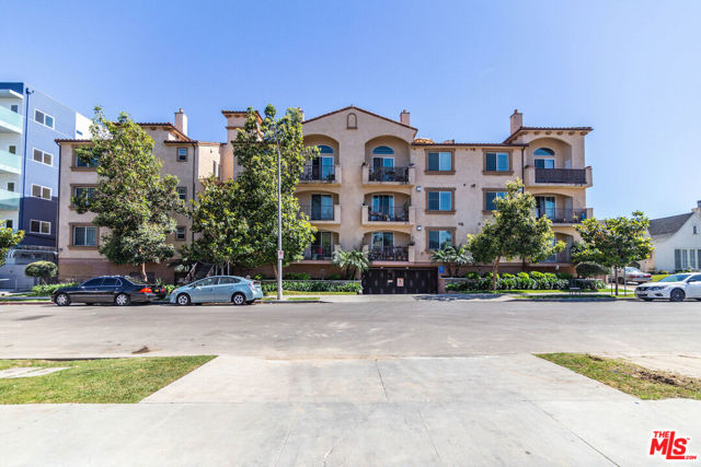 5132 Maplewood Avenue, Los Angeles CA: https://media.crmls.org/mediaz/bad7c320-b6e1-47df-84e6-582cd868e77c.jpg