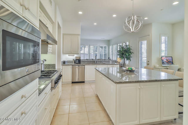 2589 Featherwood Street, Westlake Village CA: https://media.crmls.org/mediaz/bad83c85-34b4-4f3f-bace-f04a16769137.jpg