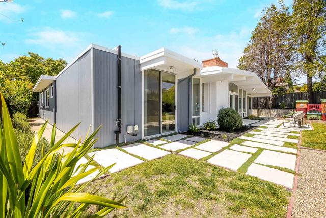 5893 Highwood Rd, Castro Valley CA: https://media.crmls.org/mediaz/bad87467-b99a-4a5e-b8c8-ba6bd1561df9.jpg