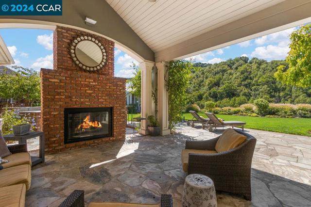 8 Julianna Court, Moraga CA: https://media.crmls.org/mediaz/bada4bb6-9f57-40ac-a840-01decd950d4f.jpg